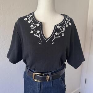Vintage black tee with white flower embroidery